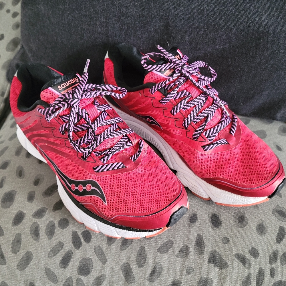 Saucony Brakethru  Red sport shoes